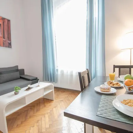 Old Town Apartment *