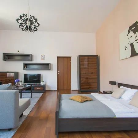 Old Town Apartment *